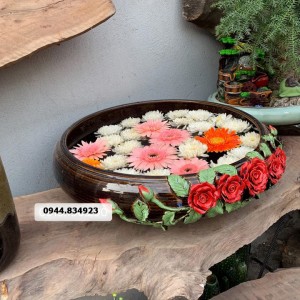 Chậu nước rắc cánh hoa